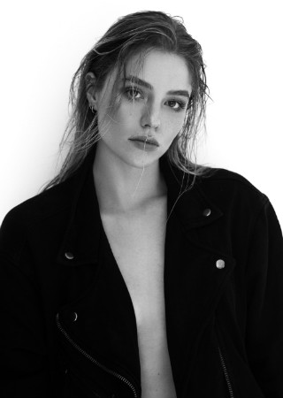 Dominique Collier Model Mainboard | DOMINIQUE Models Agency | BXL